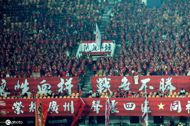 越战时代，美国克莱顿镇5个常常一路狩猎野鹿的好伴侣中的三人尼克（克里斯托弗•沃肯 Christopher Walken 饰）、史蒂芬（约翰•萨维奇 John Savage 饰）和迈克尔（罗伯特•德尼罗 Robert De Niro 饰）行将奔赴火线。分开前夜，史蒂芬和另外一个老友兼女友安吉拉结了婚，婚礼就是他们的辞别会。                                  　　三个年青人在疆场上被越军俘虏了，残暴的越军